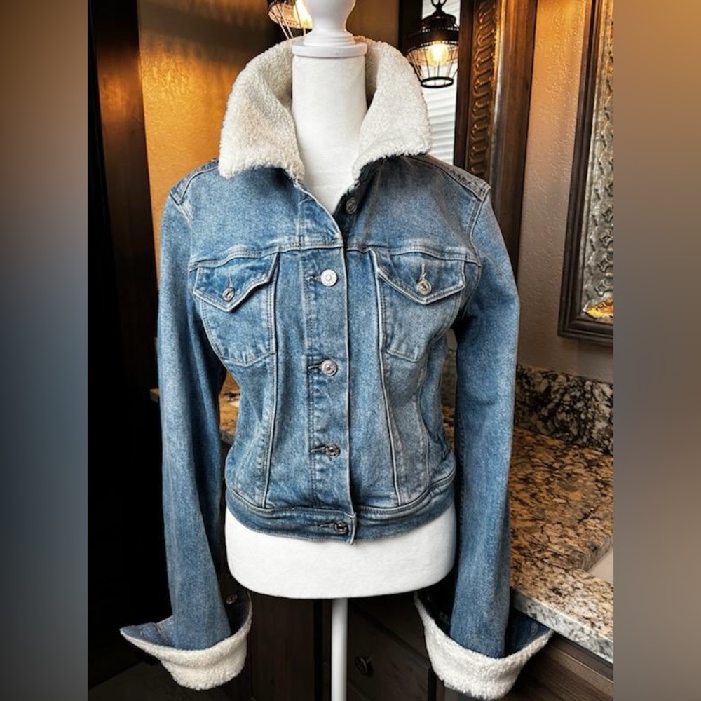 PAIGE NEW!!! NWOT Faux Shearling Collar Denim Jacket
Price on jacket is firm🙂